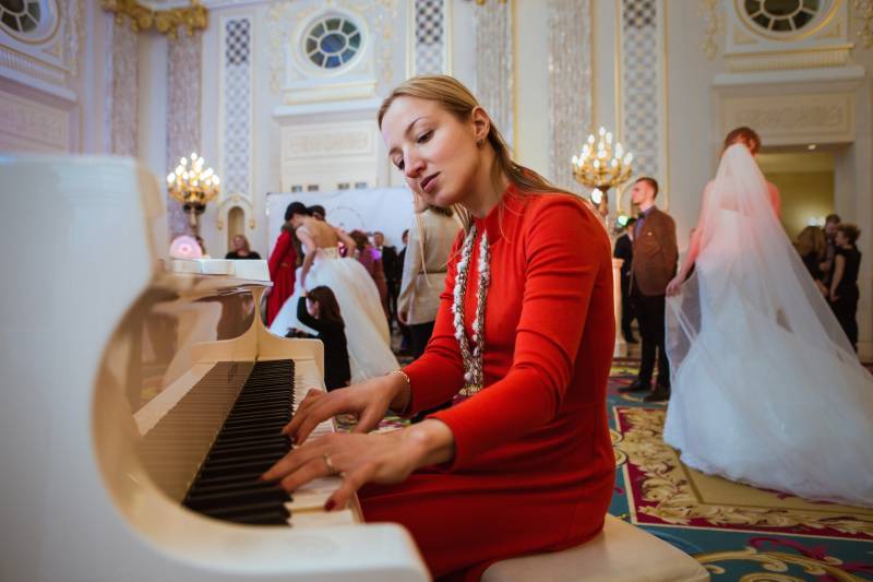 pianist playing at a wedding