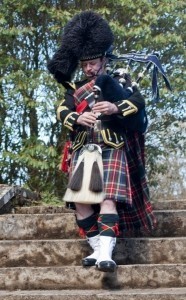 Thistle Piping Central Scotland - Bagpiper