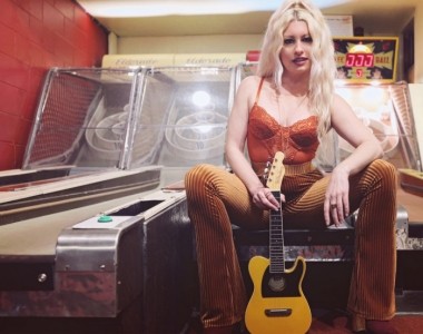 Meg Lanzarone - Acoustic Guitarist / Vocalist
