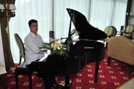Luca Ovidiu Petru - Pianist / Keyboardist