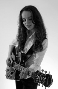 Sarah Munro - Guitar Singer