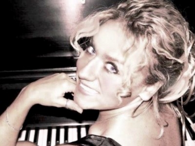 Cruise Ship Experienced Female Piano Bar Pianist/Vocalist Entertainer - Wedding Musician
