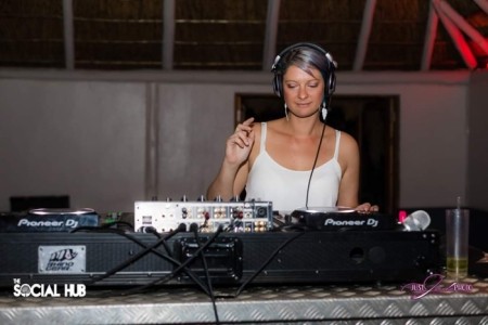 Sarah-Jane  - Party DJ