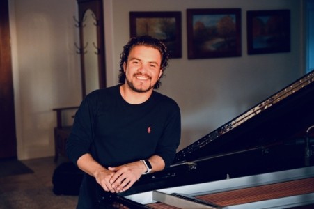 Esteban - Pianist / Keyboardist
